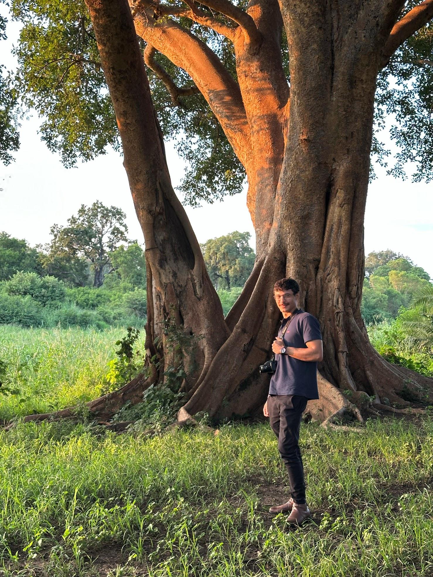 Retrato de Juliano Pádua em ambiente externo
